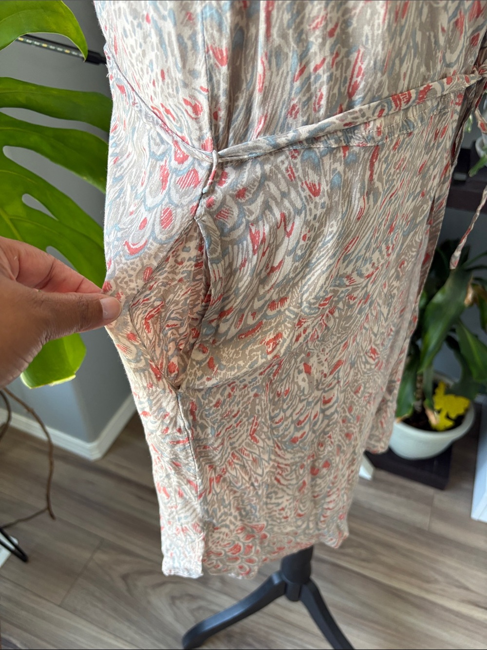 Button-Front Midi Dress with Tie Waist in Pink and Gray Print - Picture 4 of 6